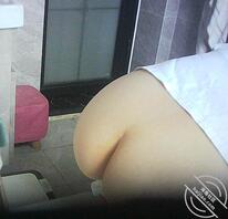 来滕州大姐家做客，随身携带摄像头放在卫生间偷拍到姐姐的大屁股。2