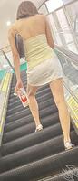 商场扶梯上跟拍、旁边很多人不敢抄底、
