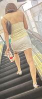 商场扶梯上跟拍、旁边很多人不敢抄底、1