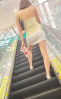 商场扶梯上跟拍、旁边很多人不敢抄底、2