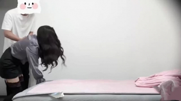 风骚丈母娘找女婿诉苦，被女婿按倒压在身下插入骚逼，被女婿猛干