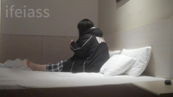 内射丰满的坦克学生妹，趴在我身上我都要喘不过气了