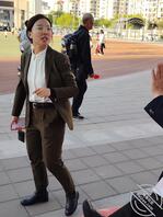 戴眼镜的少妇