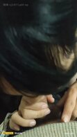 去老婆朋友家玩，老婆去接孩，闺蜜就蹲下开始吃起了鸡吧