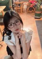 家里没人，把小姨子穿过的白丝袜全拿来保养保养