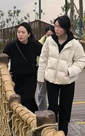 母女 气质母亲和未经人事的处女女儿，想怎么操发在评论区交流