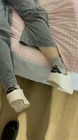 妹妹喝多了要我去接她回家，回到家倒床就睡像死猪一样，我趁机揩油