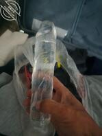 发现妈妈平时不用的皮箱里面的玩具