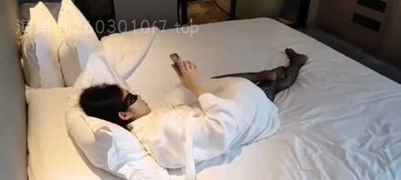 顶级绿帽淫妻天花板，10人群P，10个大鸡巴轮流满足淫荡母狗妻子