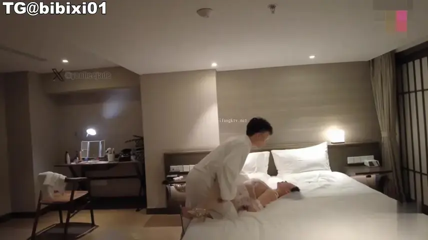 穿着婚纱的淫妻被绿帽和单男轮操 三方都感觉特别满足