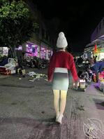 跟姐姐一起去买菜，姐姐的打屁股在前面扭来扭去。