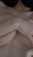 盼望已久的偷拍终于得手了，不过还是没拍正脸，将就着看吧