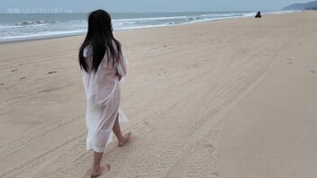 【露出专题】全裸骑沙滩摩托被猥琐大叔袭胸