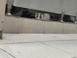 女大厕所偷拍，刚打完羽毛球的两个妹妹，高清1