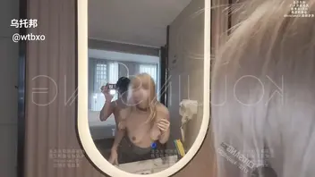  骚货妹妹被约到酒店肆意调教玩弄 清纯妹妹背后实则是低贱母狗，在酒店被金主肆意打桩0