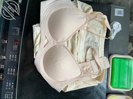 终于趁着合租小骚货上课时候偷拿她的贴身衣物爽了一把1