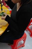 偷拍我姐姐吃饭，今晚只能找内衣爆射了0