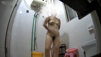 偷拍小姨子和丈母娘洗澡摸逼，有人要给小姨子介绍对象，心里怎么有点舍不得呢