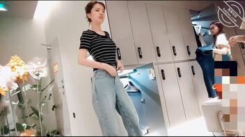 偷拍极品白幼瘦身材露脸高颜值美女脱衣后的绝美胸型