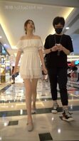 【白裙蓝内裤】跟男友一起逛商场的白裙美女的蓝色内裤。