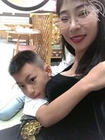 我大姨看着好诱惑 感觉她在床上是很骚的那种 而且还带眼镜 打算用微信创个2