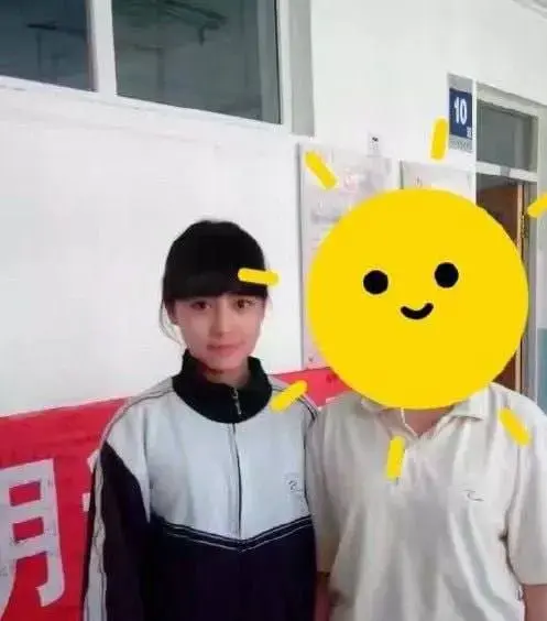 重庆财大新疆母狗❤️夏兹热丽❤️第一次破处口吞脸射视频流出 干完舔精自拍！