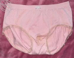 姑妈来姨妈了，她不是用卫生巾她用的是卫生巾的安睡裤，在昨天换下原味内裤。0