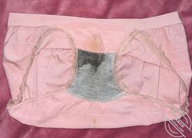 姑妈来姨妈了，她不是用卫生巾她用的是卫生巾的安睡裤，在昨天换下原味内裤。1