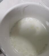 射在妈妈喝的牛奶里面