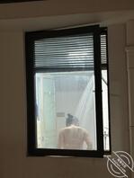 今天回家在走廊看到楼下的人妻在洗澡，刚忙拿出手机拍了几张2