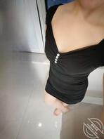 .我妈穿上性感的新衣，给我拍了几张照片0