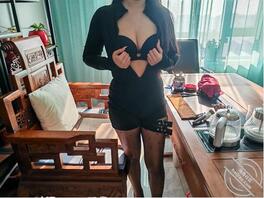 （堕落嫂子27）趁同事熟睡，插入我嫂子流满爱液的身体1