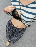 小母狗脚踩打胶小皮鞋漏奶出街2