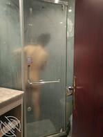 【原创作品7】骚逼表姐约我出来干她，忍不住偷看表姐洗澡0