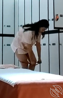 洗浴里偷拍到一个坦克0