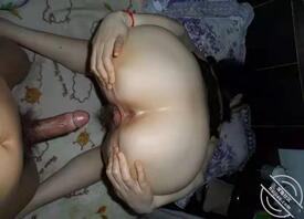 性感的臀部边操边拍着就是爽啊!把表姐搞定后什么话都好说了。2