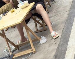 早餐摊，吃个饭把腿张那么开干嘛！（人太多没拍到脸将就看）2