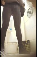 (精品转发)厕拍诱惑紧身裤的短发高颜值妹纸！1