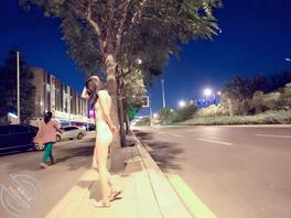 就喜欢把逼漏出来----大马路上吃鸡吧？这不是一般的骚啊1