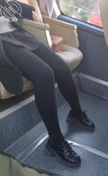 一起坐班车的女同事美腿太诱人了，忍不住偷拍一张。