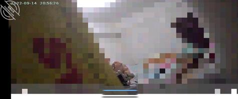 眼睁睁的看着她换上衣服，喷上香水上了陌生人的车，我该怎么办？1