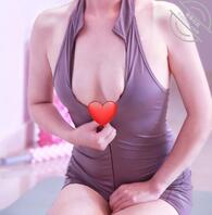 在客厅做瑜伽的性感后妈