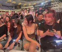 陈妍希私下根本不是什么清纯女孩!穿着大胆得很,都是低胸装紧身裤1