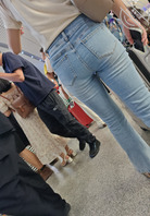 街拍紧身牛仔裤美女背影