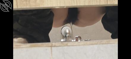 厕所偷拍女大，厕拍同学，评论区多多交流评论，狠狠羞辱0